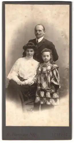Fotografie R. Herrmann Nfg., Leipzig, Tauchaerstr. 6, Vater mit Zwicker nebst Mutter und Tochter