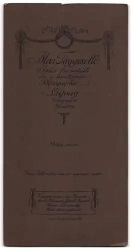 Fotografie Max Taggeselle, Leipzig, Zeitzerstr. 23, Paar in bester Sonntagsbekleidung beim Fotograf