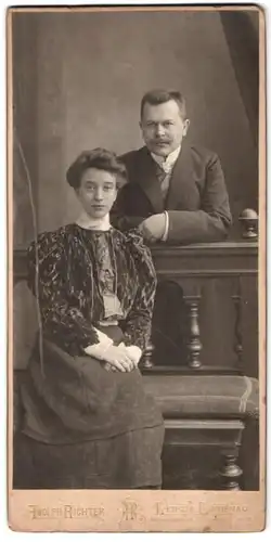 Fotografie Adolph Richter, Leipzig-Lindenau, Merseburgerstr. 61, wohl gekleidetes Paar im Foto-Atelier