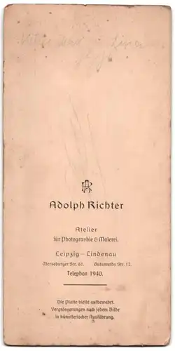 Fotografie Adolph Richter, Leipzig-Lindenau, Merseburgerstr. 61, wohl gekleidetes Paar im Foto-Atelier
