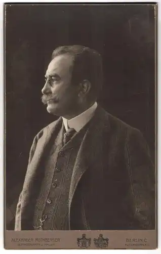 Fotografie Alexander Rothberger, Berlin, Alexanderplatz, Portrait Edelmann mit Zwicker im Profil