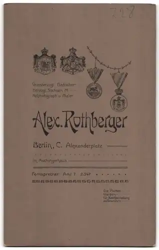 Fotografie Alexander Rothberger, Berlin, Alexanderplatz, Portrait Edelmann mit Zwicker im Profil