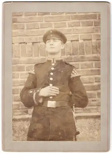 Fotografie Uffz. Musiker in Uniform mit Schwalbennestern & Bajonett