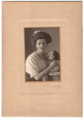 Fotografie für Kunst & Gewerbe, Dresden, Postplatz, Brünette Dame mit Schmuck und Blumenvase