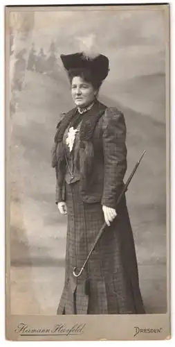 Fotografie Hermann Herzfeld, Dresden, Edeldame mit Hut und Schirm trägt Kleid mit Karomuster
