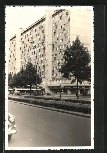 AK Berlin-Charlottenburg, Strassenpartie mit Geschäften