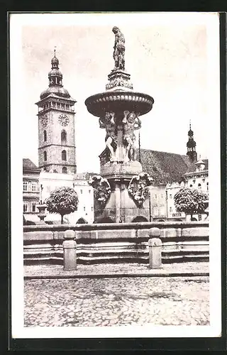 AK Budweis / Ceske Budejovice, Zierbrunnen und Kirchturm