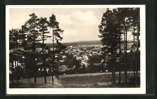 AK Komárov u Horovic, Blick von einer Anhöhe auf den Ort