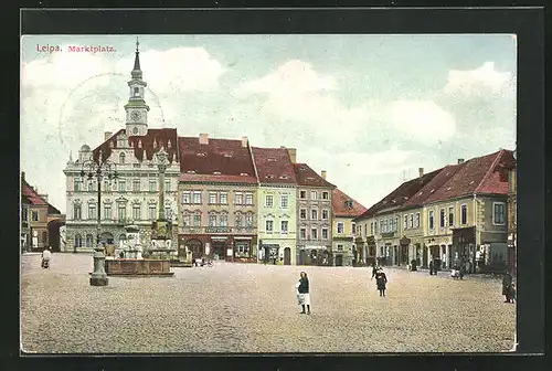 AK Leipa / Ceska Lipa, Marktplatz mit Brunnen und Denkmal