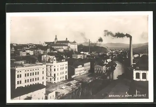AK Braunau i. B., Teilansicht mit rauchendem Fabrikschlot