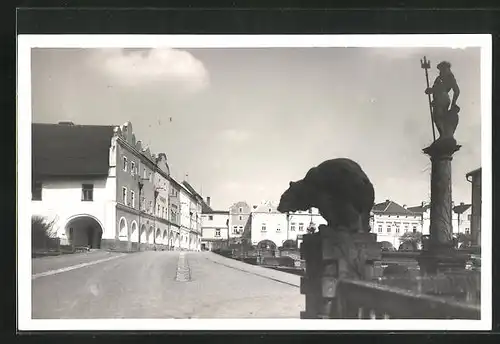 AK Nové Mesto n. Met., Strasse mit Statuen und Gebäuden