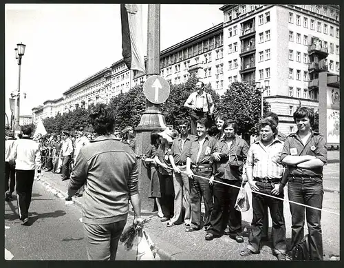 Fotografie Eckstein, Ansicht Berlin, Karl-Marx-Allee, Parade zu den X. Weltfestspielen, Polizei & Schaulustige