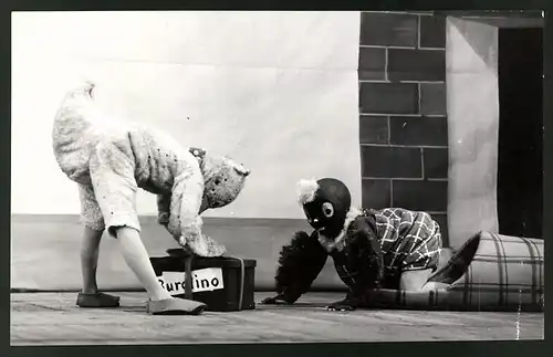 Fotografie Deutscher Fernsehfunk DDR, Pittiplatsch & Schnatterinchen in einer Bühnenszene