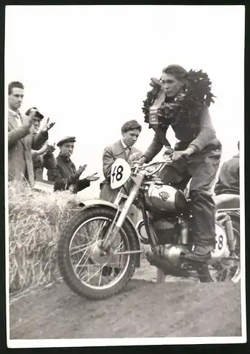 Fotografie Gerhard Lubitzki, Berlin, Ansicht Rummelsburg, Rennfahrer Stüdemann auf Motorrad Maico 175ccm siegt