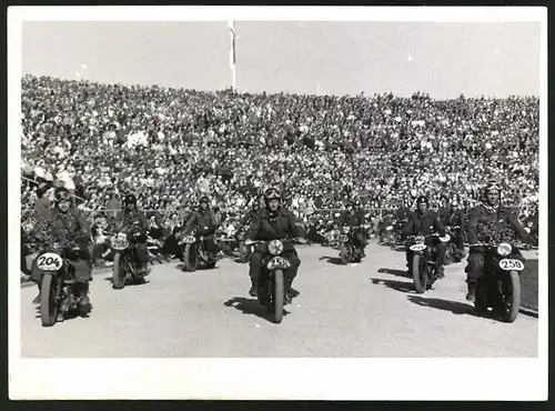 Fotografie Gerhard Lubitzki, Berlin, Ansicht Berlin, Motorrad 3-Tagefahrt Zieleinlauf im Walter-Ulbricht-Stadion