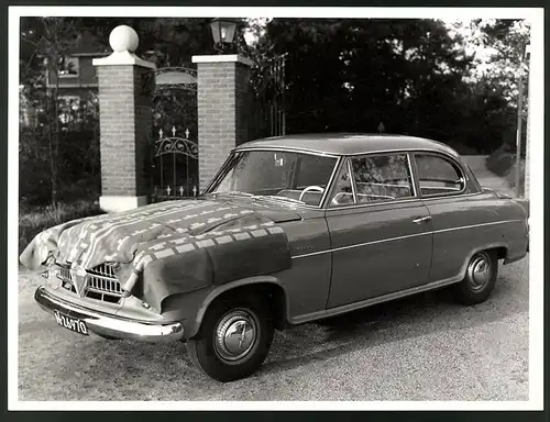 Fotografie Auto Borgward, Coupe teilweise mit Decke abgedeckt