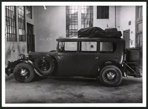 Fotografie Auto mit Holzvergaser, Limousine mit Zusatzaufbauten