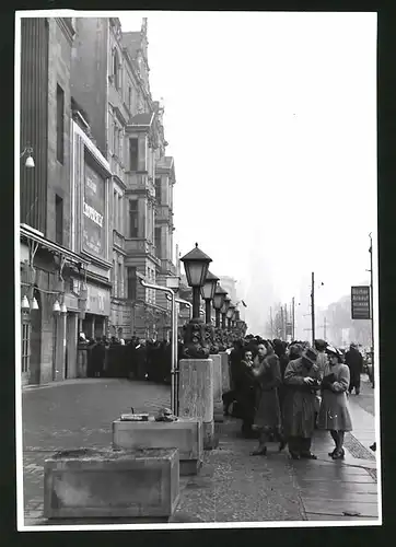 Fotografie Wimmer, Wien, Ansicht Berlin, Kurfürstendamm 26, Menschen stehen Schlange an der Filmbühne Wien