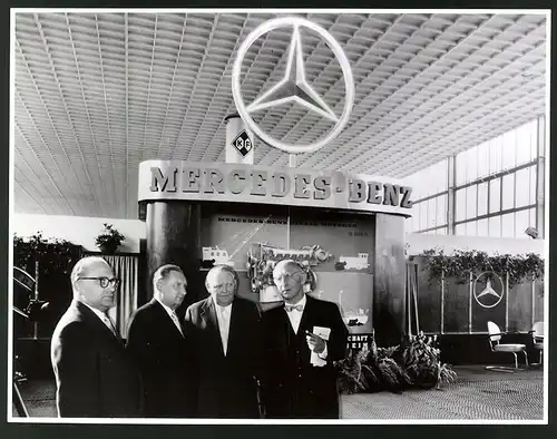 Fotografie Mercedes Benz Messestand auf einer Nutzfahrzeug-Ausstellung, Mercedes Benz Diesel-Motoren