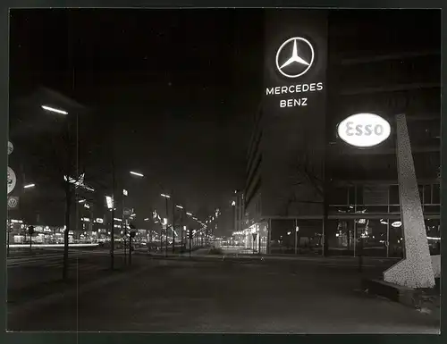 Fotografie unbekannter Fotograf, Ansicht Berlin, Kurfürstendamm Ecke Knesebeckstr., Mercedes Benz & Esso Reklame
