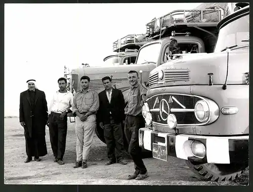 Fotografie Lastwagen Mercedes Benz, LKW-Fahrer auf der Route Beirut-Bagdad