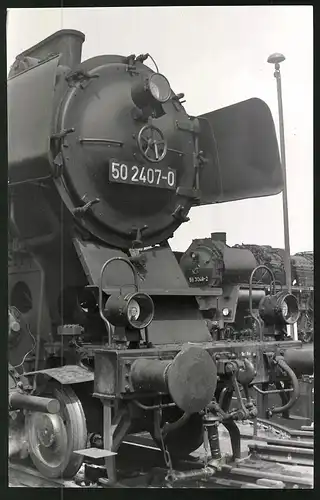 Fotografie Deutsche Reichsbahn DDR, Dampflok Nr. 50 2407-0 auf einer Drehscheibe vor Lokschuppen in Glauchau 1980