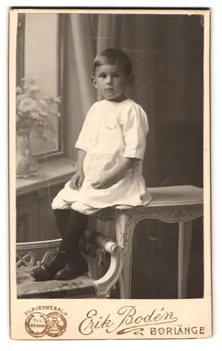 Fotografie E. Boden, Borlänge, Portrait kleiner Junge in weisser Kleidung