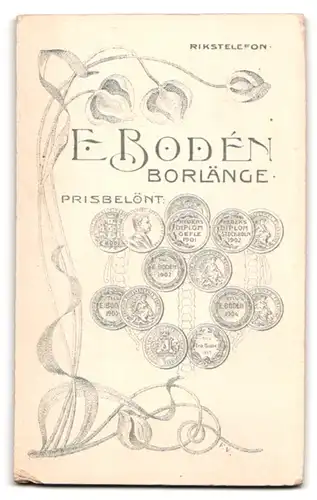 Fotografie E. Boden, Borlänge, Portrait kleiner Junge in weisser Kleidung