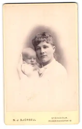 Fotografie N. J. Björsell, Stockholm, Regeringsgatan 18, Portrait bürgerliche Dame mit Baby auf dem Arm