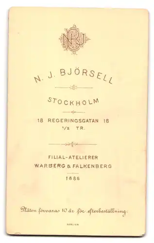 Fotografie N. J. Björsell, Stockholm, Regeringsgatan 18, Portrait bürgerliche Dame mit Baby auf dem Arm