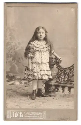 Fotografie J. Fuchs, Berlin-Charlottenburg, Wilmersdorferstrasse 57, Portrait kleines Mädchen im gepunkteten Kleid