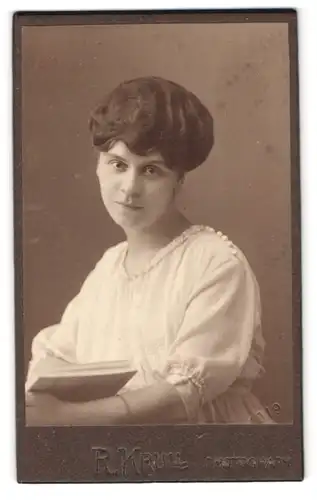 Fotografie Rud. Krull, Aken /Elbe, Portrait junge Dame mit moderner Frisur und Buch