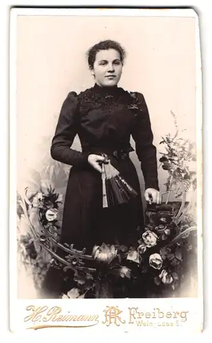 Fotografie H. Reimann, Freiberg, Weingasse 9, Portrait junge Dame im Kleid mit Fächer