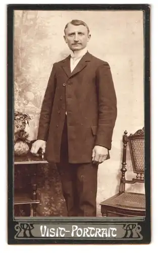 Fotografie unbekannter Fotograf und Ort, Visit-Portrait junger Herr im Anzug mit Krawatte