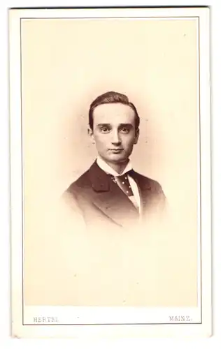 Fotografie Hertel, Mainz, Grosse Bleiche 50, Portrait junger Herr im Anzug mit Krawatte