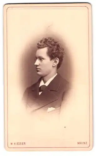 Fotografie W. H. Esser, Mainz, Emmrich Josephstarsse 11 neu, Portrait junger Herr im Anzug mit Brille