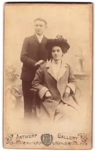 Fotografie Antwerp Gallery, Antwerp, Place de Meir, Portrait junges Paar in modischer Kleidung