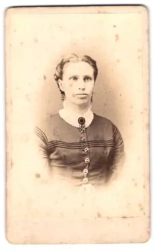 Fotografie Georg Reinecke, Fulda, Petersgasse 150, Portrait junge Dame in zeitgenössischer Kleidung