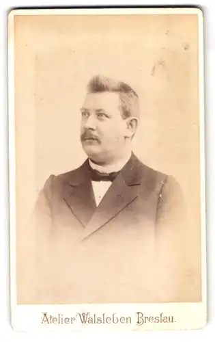 Fotografie E. Walsleben, Breslau, Zwingerstrasse 24, Portrait elegant gekleideter Herr mit Oberlippenbart