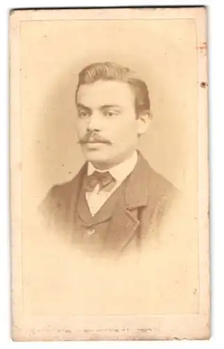 Fotografie S. Mauer, Coburg, Portrait modisch gekleideter Herr mit Oberlippenbart