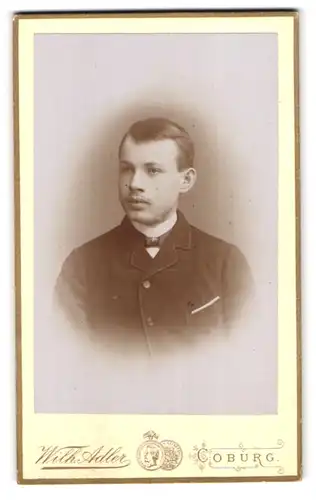 Fotografie Wilhelm Adler, Coburg, Allée 6, Portrait junger Herr in modischer Kleidung