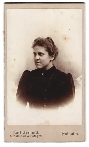 Fotografie Karl Gerhard, Hofheim, Portrait junge Dame mit hochgestecktem Haar