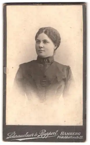 Fotografie Schraudner & Ruppert, Bamberg, Pödeldorferstrasse 21, Portrait junge Dame im hübschen Kleid