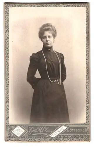 Fotografie Carl M. Olson, Göteborg, Masthuggstorget, Portrait junge Dame im Kleid