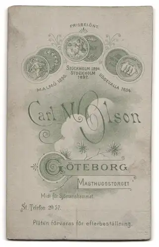 Fotografie Carl M. Olson, Göteborg, Masthuggstorget, Portrait junge Dame im Kleid