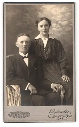 Fotografie Oscar Rylander, Eksjö, Portrait junges Paar in eleganter Kleidung