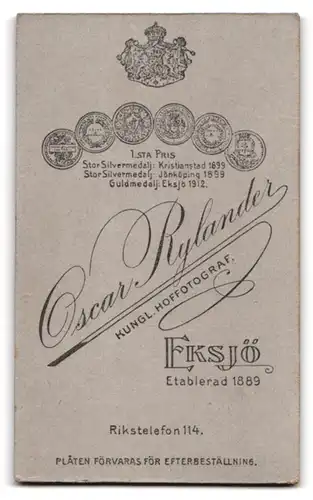 Fotografie Oscar Rylander, Eksjö, Portrait junges Paar in eleganter Kleidung