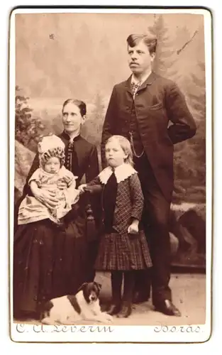 Fotografie C. A. Severin, Boras, Portrait bürgerliches Paar mit Tochter und Kleinkind