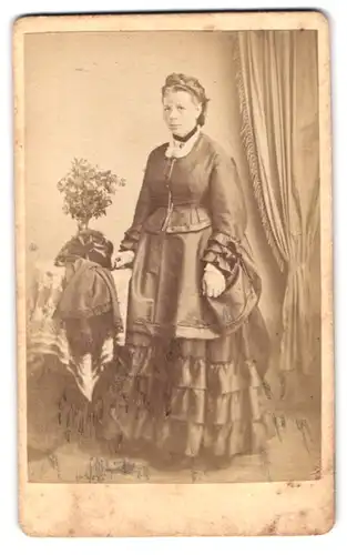 Fotografie C. Stuhl, Wetzlar, Hausergasse, Portrait junge Dame in zeitgenössicher Kleidung