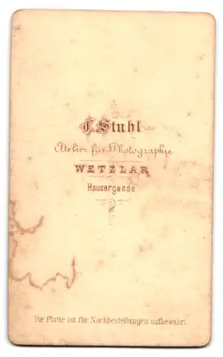 Fotografie C. Stuhl, Wetzlar, Hausergasse, Portrait junge Dame in zeitgenössicher Kleidung